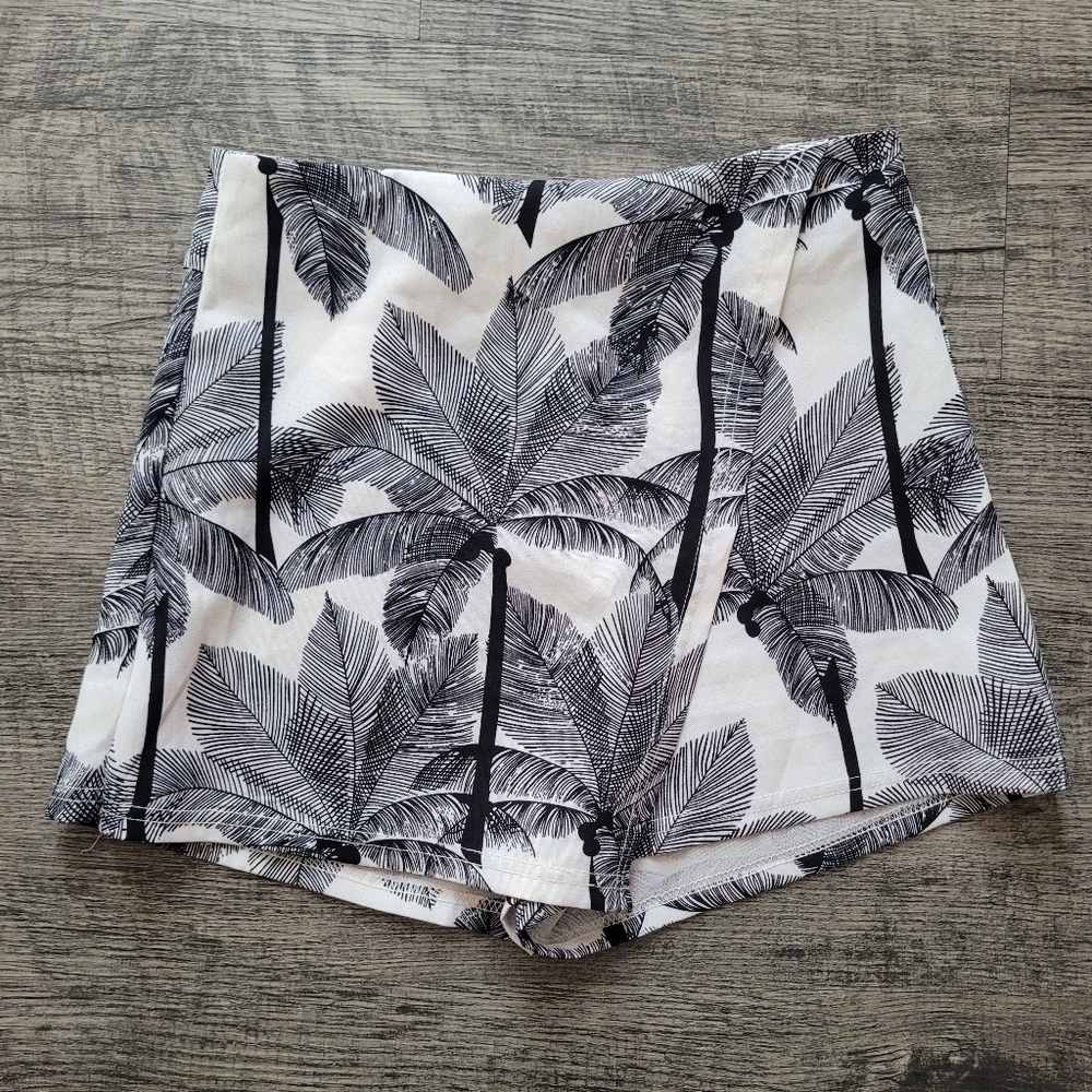 Say What Black and White Tropical Leaf Skort